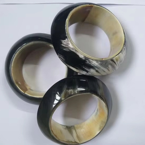 Poignets, bracelets et bracelets en corne de buffle naturelle d'occasion fabriqués à partir de corne de buffle véritable, disponibles dans un assortiment de tailles - Product Image 1