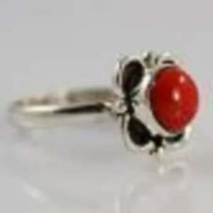 Anillo Hecho a Mano de Plata de Ley 925 Estilo Boho con Gema de Coral Rojo de Forma Única, Joyería Fina de Plata con Coral - Product Image 4