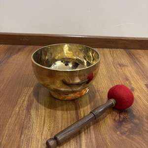 Cuenco artesanal de Metal del Himalaya hecho a mano para curación de Chakras y terapia de sonido - Product Image 1