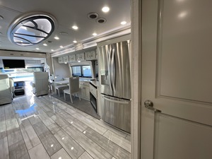 ผู้จำหน่ายรถบ้านมือสองปี 2024 รุ่น FLEET WOOD Discovery Lxe 44S Class A RV Camper Trailer สำหรับขาย - Product Image 2