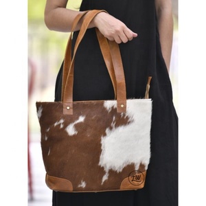 LW Sac fourre-tout en cuir véritable pour femmes Sac à main portable de luxe à la mode avec boule de poils Sac à bandoulière d'été pour femmes - Product Image 4