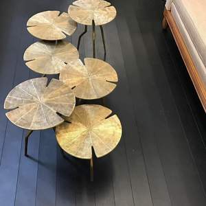 Mesa de latón de primera calidad diseñada para espacios de vida modernos que ofrece funcionalidad elegante con un atractivo visual duradero. - Product Image 1