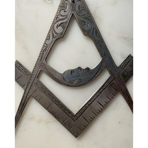 Un eccezionale e raro gioiello quadrato in metallo massonico vittoriano - Product Image 3