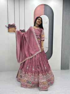 Lehenga choli เทศกาลใหม่ที่มีการปักเลื่อมหนักและงานด้ายที่สมบูรณ์แบบสำหรับงานแต่งงานมีจำหน่ายในราคาที่ดีที่สุด - Product Image 3