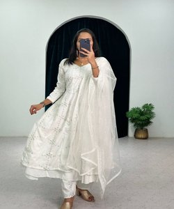 Conjunto de Salwar Dupatta de Lujo para Niñas, de Seda, Algodón y Satén, para Festivales, con un Impresionante Diseño Estampado, Tendencia de Chifón, Temporada de Verano - Product Image 4