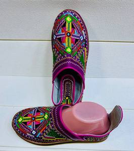 Sandalias de cuero genuino bordadas a mano, punta redonda roja, estilo étnico, con suela de goma con patrón geométrico. - Product Image 5