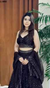 ชุดเลเฮนกาโชลีผ้าเน็ตสำหรับงานแต่งงานแบบอินเดีย ประดับเลื่อมและงานปักดิ้นทอง พร้อมเสื้อปักเลื่อมและดิ้นทองทั้งตัวสำหรับผู้หญิง - Product Image 4