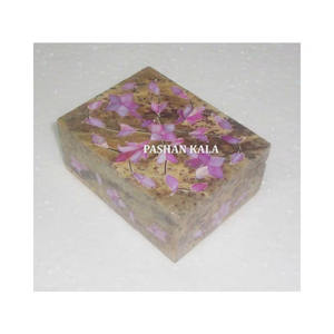 เครื่องประดับหินสบู่ธรรมชาติที่แวววาวและดอกไม้ที่มีใบเป็นงานฝังอัญมณีกล่องของขวัญที่มีการปักดอกไม้ผลิตภัณฑ์งานศิลปะ - Product Image 1
