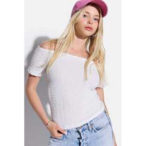 Chemise décontractée en tissu crêpe à épaules dénudées avec logo sur le devant 100% polyester - Product Image 1