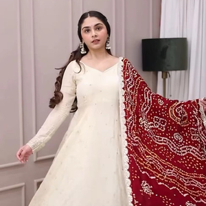 Traje de calidad premium Secuencia Bordado Chinon Seda Top Vestido y pantalón Dupatta Último diseño de moda Listo para usar Cosido completo - Product Image 1