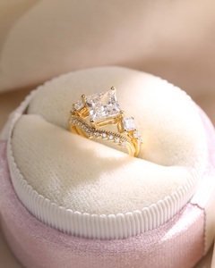 Ensemble de bagues de fiançailles 8mm Princess Cut White CZ Alliance de mariée plaquée or 18 carats avec Chevron CZ pour cadeau - Product Image 2
