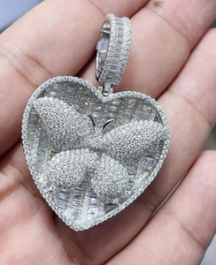 Pendentif Cœur Luxe en Argent Sterling Plaqué Or Entièrement Sertie de Diamants Moissanite Baguette – Bijou Hip Hop Premium - Product Image 1