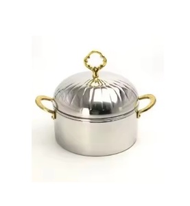 Cacerola de Metal con Acabado Plateado, Tapa Dorada, Asa de Acero Inoxidable, Clásica, Duradera, Ecológica, Compatible con Todas las Estufas, Elegante - Product Image 1