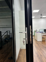 Porte battante moderne à double vitrage pour cuisine, style ferme, en alliage d'aluminium anodisé, design à battant, ouverture horizontale, avec rideau acoustique à enroulement