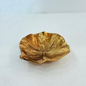 Bol à fruits secs en feuilles de Ginkgo - Luxe moderne en aluminium fait à la main, léger, en provenance d'Inde par R B Overseas pour les occasions de mariage - Product Image 6