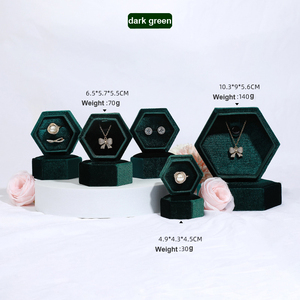 Caja de Anillos de Terciopelo Hexagonal con Logotipo Personalizado, Caja de Joyería Cuadrada de Pana Vintage con Doble Anillo para Anillos de Compromiso y Boda - Product Image 3