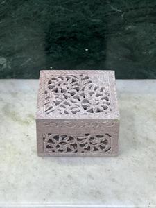 Boîte à bijoux en pierre savonneuse sculptée à la main, complexe et détaillée, pour un usage de petite taille. - Product Image 5