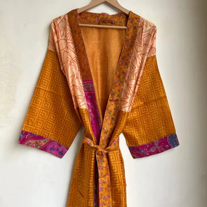 Kimono vintage en soie recyclée, robe longue avec ceinture, vêtements de chambre, vêtements de nuit pour femmes, bohème, spa, style rétro, cadeau pour maman - Product Image 1