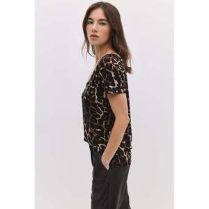 Camiseta informal con estampado y cuello en V de viscosa/poliéster - Product Image 4