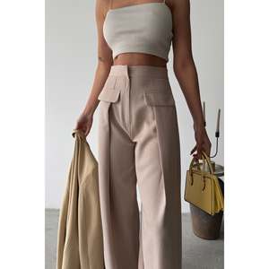 Pantalones beige para mujer con detalle de solapa plisada ancha y cierre de broche. - Product Image 4