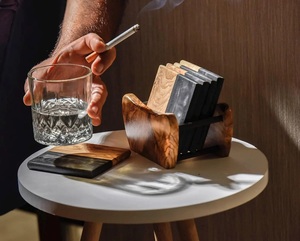 Ensemble de sous-verres en résine et en bois de luxe faits à la main de la meilleure qualité de 5 pièces avec support avec forme carrée de couleur personnalisée pour la décoration de table - Product Image 2