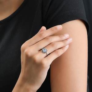 Bague de luxe en argent sterling minuscule pierre de lune pour les femmes bague de promesse de pierre de lune ronde délicate minimaliste empilage délicat - Product Image 2
