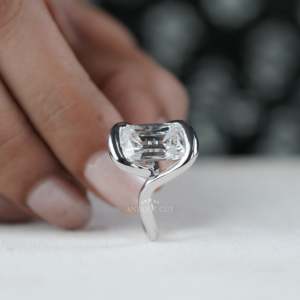 Bague de fiançailles pour femme en or blanc avec diamant taille coussin style « Old Mine » et sertissage en spirale, certifiée IGI - Product Image 6