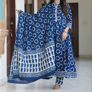 Conjunto Anarkali de Algodón Tradicional con Estampado a Mano en Índigo, Kurti hasta la Rodilla, Pantalón y Dupatta a Juego, Cómodo para Fiestas y Diwali - Product Image 1