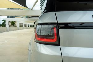 Land Rover Range Rover Sport SVR 2017, 575 ch, V8 suralimenté, transmission intégrale permanente, pneus R20, conduite à gauche, SUV en vente - Product Image 5