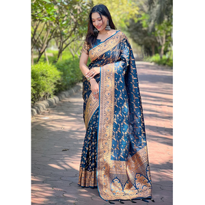 Sari Banarasi de Seda Suave Verde Mehendi con Tejido Intrincado de Zari de Pavo Real, Sin Arrugas, Protección Solar, Perfecto para Fiestas - Product Image 1