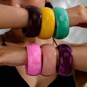 Brazalete de resina logotipo personalizado claro brazalete de resina grueso para mujer joyería de moda - Product Image 1