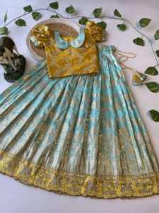 Élégant Fantaisie Tendance Robe Attrayant Lourd Pur Viscose Dola Soie Lehenga Choli & Dupatta Avec Lourde Broderie Travail à Vendre - Product Image 2