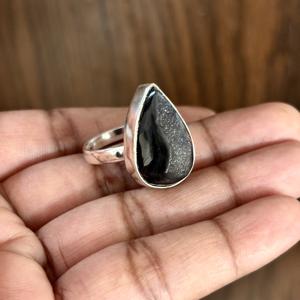 แหวนหินออนิกซ์ดำแบบดิบขายส่ง แหวนพลอยออนิกซ์ดำทำมือสำหรับผู้หญิง แหวนชุบเงินแท้ 925 - Product Image 3