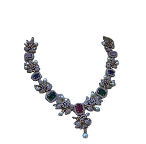 Collar clásico afgano con motivo de pavo real, chapado en oro, con piedras de rubí rosa y detalles de esmeralda colgantes. - Product Image 1