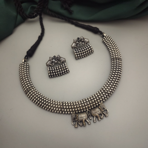 Conjunto de collar y pendientes de Hasli de elefante de plata oxidada india tradicional de primera calidad, perfecto para festivales, encanto Vintage - Product Image 1