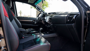 Toyota Hilux 2023 Usada en Buen Estado, Automática, Volante a la Izquierda, R20, Cuero Oscuro, Cámara Trasera, Techo Solar, 4.1-6L, 300-400 CV - Product Image 3