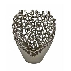 Vase en métal à motif de feuilles avec finition métallique moderne Vase à fleurs décoratif Vase en métal de table pour la décoration de bureau à domicile - Product Image 3