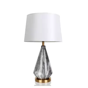 Lampe de table en marbre écologique Valerian avec corps en cristal ABS, fonctionnant sur piles, 3 options de température de couleur pour les chambres et les bureaux - Product Image 6