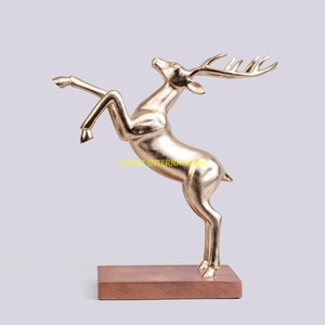 Figurine de cerf d'élevage en aluminium avec base en bois Statue de renne élégante Décoration de Noël moderne Sculpture de luxe - Product Image 1