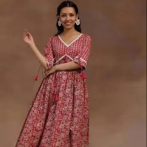 เดรสผ้าฝ้ายอินเดียทำด้วยมือพิมพ์ลายดอกไม้ฤดูร้อนชุดปาร์ตี้ยาวมีสไตล์สำหรับผู้หญิงทอแฟชั่นเฉพาะบุคคลหวานธรรมชาติ - Product Image 1