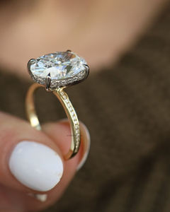 Bague de fiançailles Moissanite de 3.50 carats d'inspiration vintage avec solitaire ovale allongé et halo caché. - Product Image 2