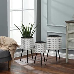 Maceta de metal bellamente elaborada que aporta belleza inspirada en la naturaleza y elegancia moderna a los espacios habitables - Product Image 4