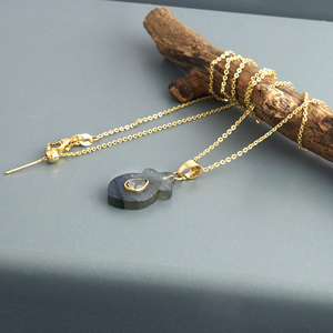 Collar de cadena con colgante de labradorita azul natural tallada en forma de flor, chapado en oro, con bisel de circonita blanca, venta al por mayor - Product Image 5