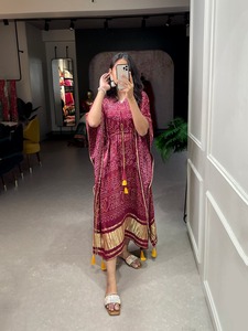 Dernier Designer Gaji Soie Bandhani Imprimé Dentelle Bordure Kaftan Par Fab Zone - Product Image 3