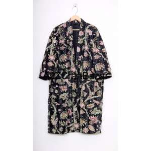 Robe kimono courte vintage faite à la main, motif floral de luxe, couverture indienne, veste douce pour l'hiver, robe de nuit courte pour l'automne - Product Image 3