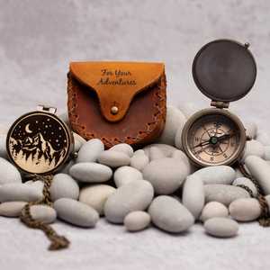 Boussole artisanale en laiton vieilli gravée avec le nom de la route des montagnes, avec étui en cuir estampé pour vos aventures, cadeau pour homme - Product Image 3