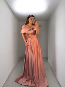 Robe de soirée style boutique pour femmes, robe longue en satin de luxe sans bretelles, vente en gros - Product Image 4