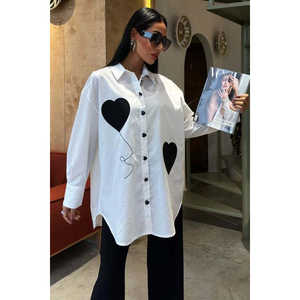 Chemise en popeline oversize avec broderie en forme de cœur et détails boutonnés, collection 3430 - Product Image 2