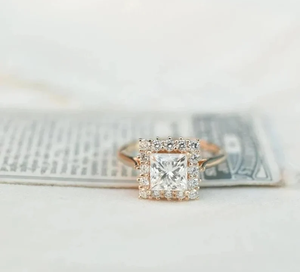 Anillo de compromiso de Halo de diamante cultivado en laboratorio de corte princesa de 2,00 quilates, joyería fina para regalo de aniversario, oro amarillo de 14 quilates - Product Image 4