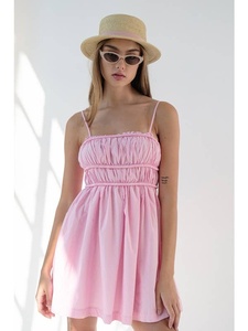 Robe mini rose à fines bretelles en mousseline coupe trapèze, décontractée pour l'été, simple, froncée, taille empire, encolure croisée, mignonne - Product Image 4